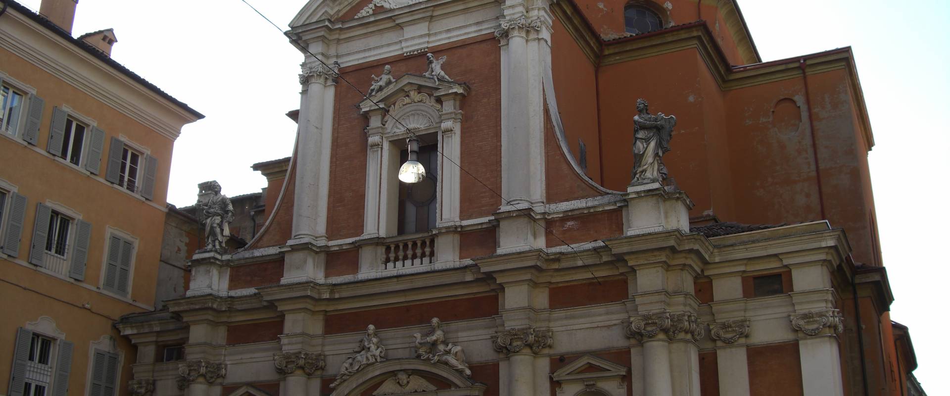 Chiesa di San Giorgio a Modena vista dal basso foto di Matteolel
